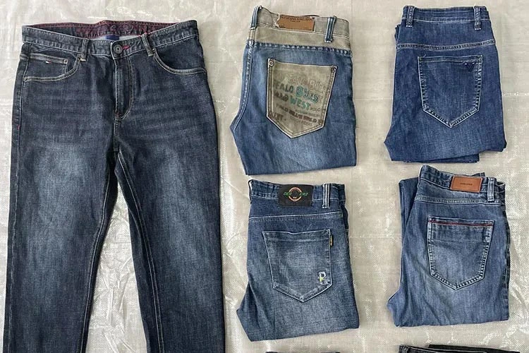 ການຈັບຄູ່ສີຂອງ jeans ຂອງຜູ້ຊາຍ